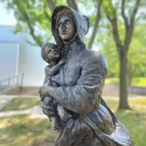 Pioneer Woman and Child statue in Independence, Missouri