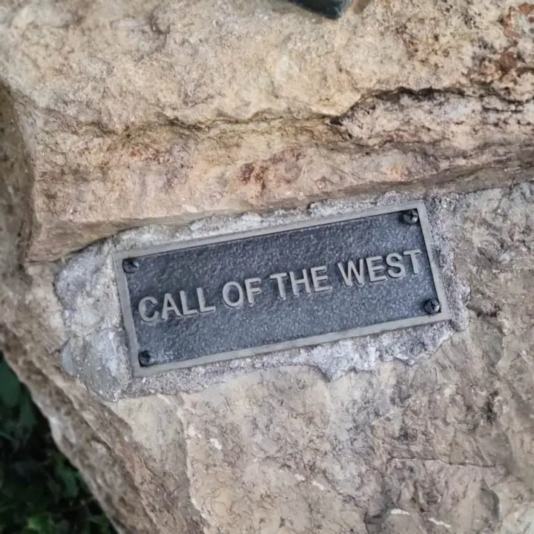 Call of the West statue in Independence, Missouri