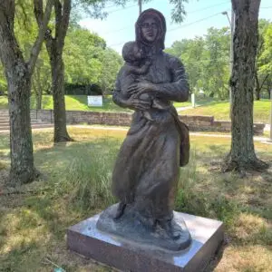 Pioneer Woman and Child statue in Independence, Missouri