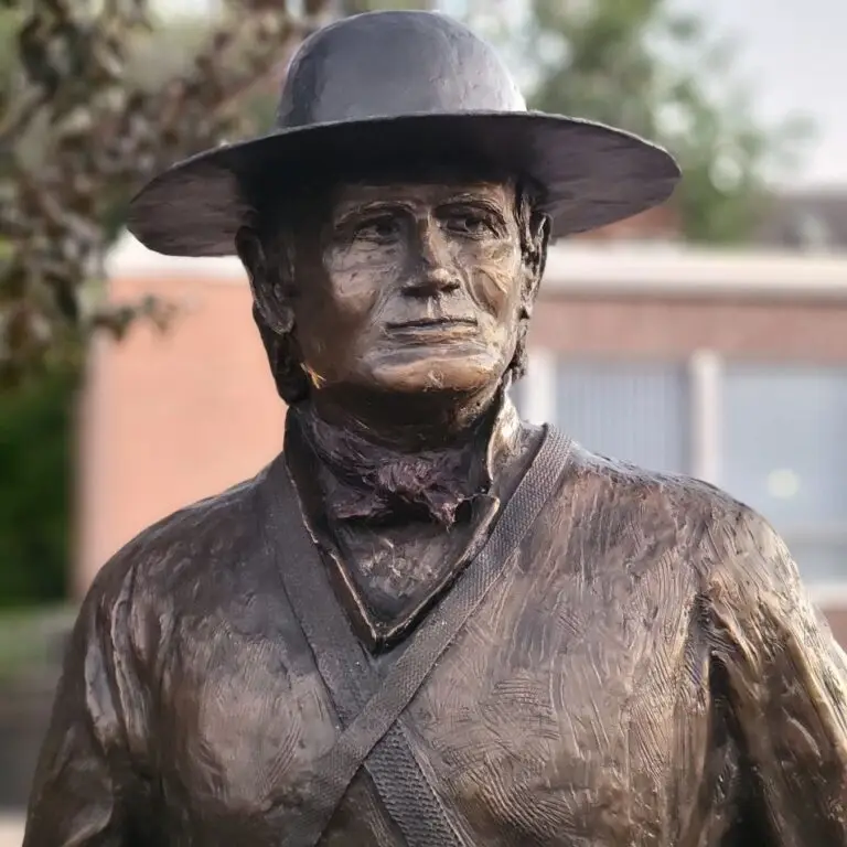 Call of the West statue in Independence, Missouri
